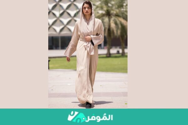 تصميم مطرز بفتحة رقبة