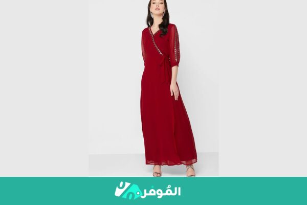 موديل ذو حواف مرصعة