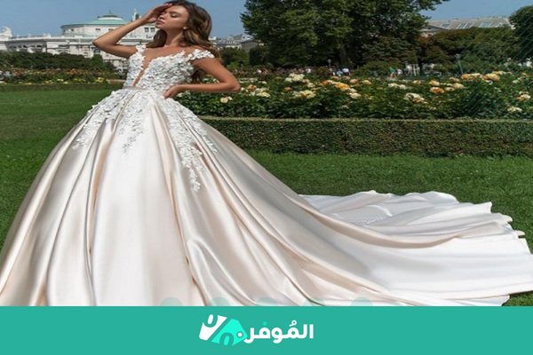 فستان زفاف بقصة مائلة وتصميم متقاطع
