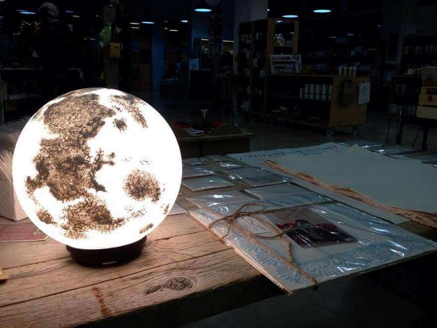 مصباح ليد على شكل قمر للديكور